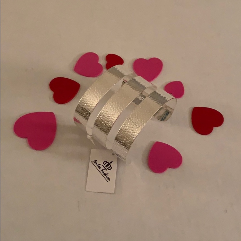 ❤️NWT- 3 Band bracelet by Amber Fashion ❤️